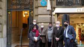 Joan Subirats y Albert Batlle, junto a otros asistentes, durante la instalación de una placa en la casa de Manuel de Pedrolo / AJUNTAMENT DE BARCELONA