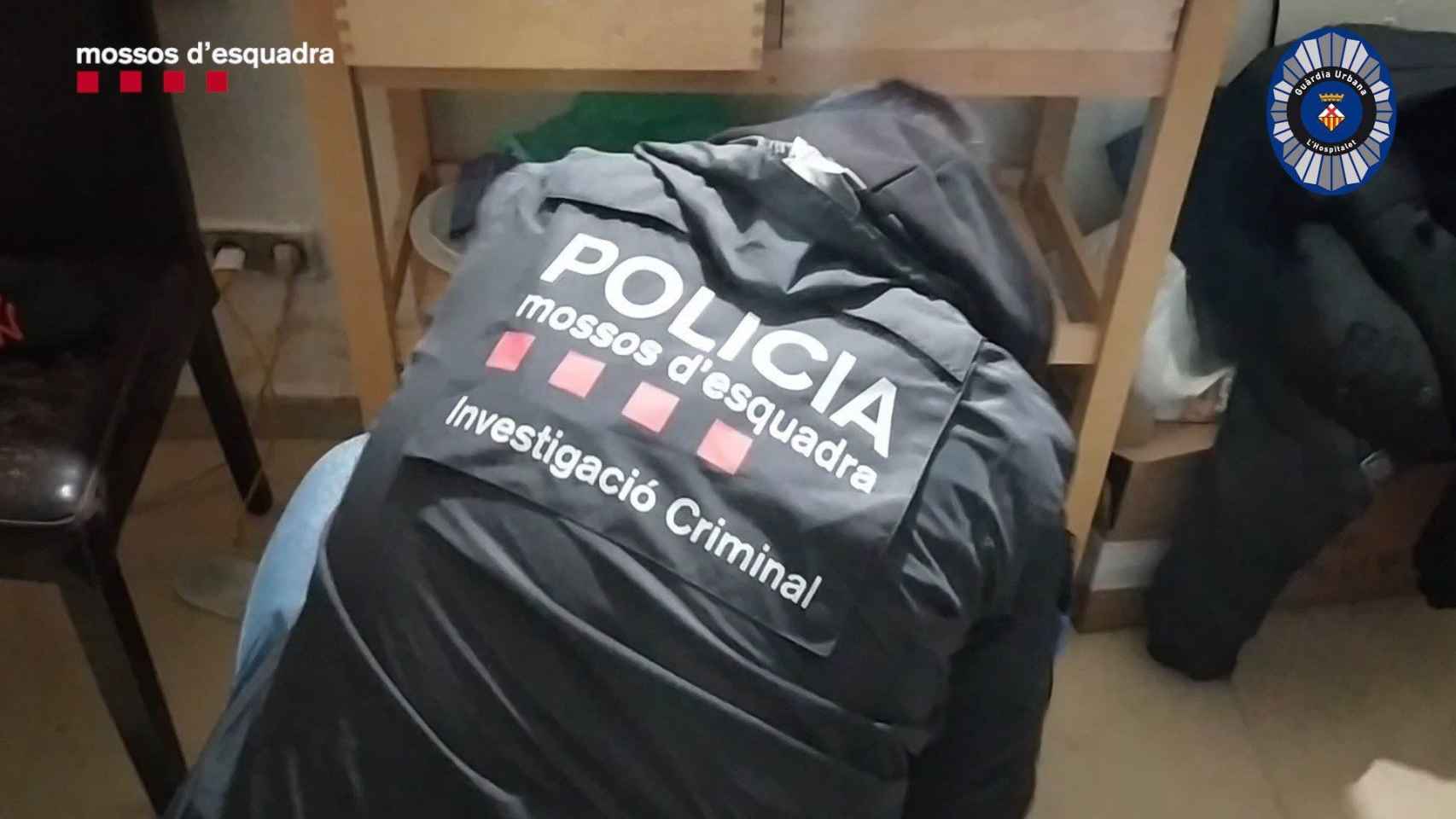 Cuatro detenidos en un narcopiso en L'Hospitalet de Llobregat / MOSSOS Y GUARDIA URBANA HOSPITALET
