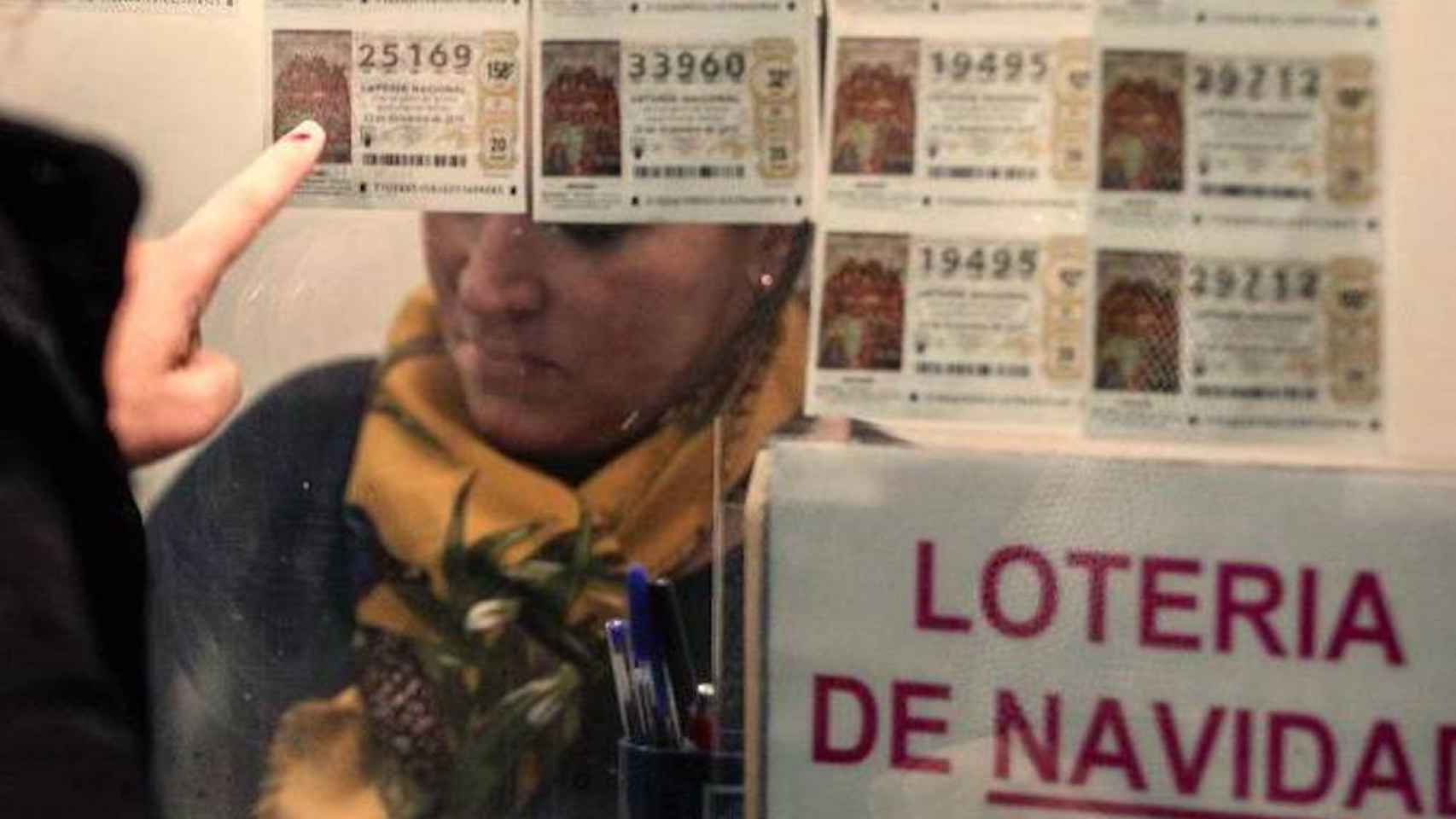 Clientes compran décimos en una administración de Lotería / EFE