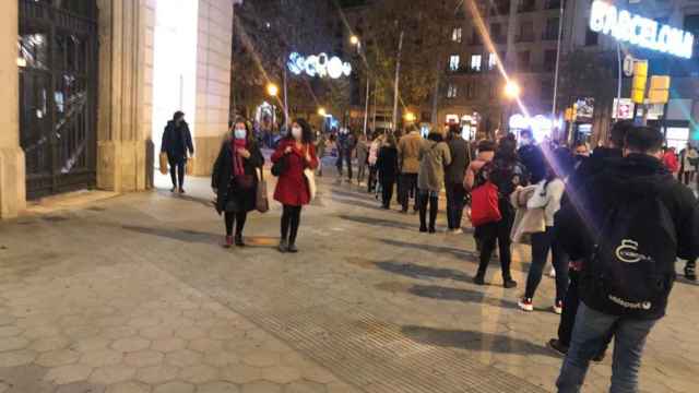 Una de las colas eternas que se forman cada día en la tienda Uniqlo del paseo de Gràcia / A.E.