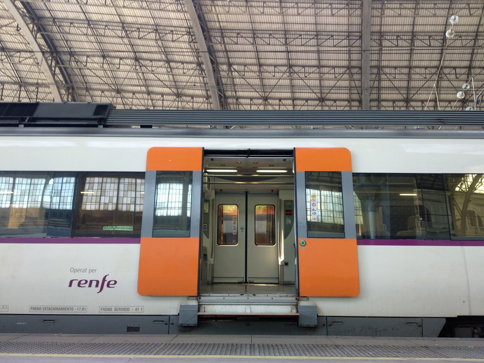 Un tren de Rodalies de Catalunya parado en una estación de Barcelona / TWITTER