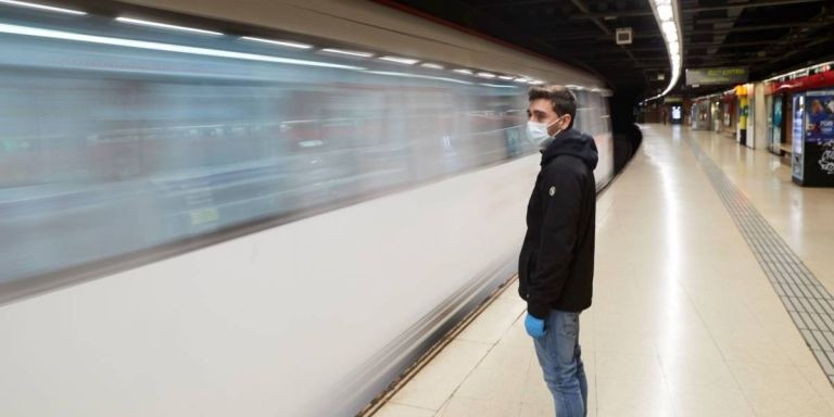 Un joven esperando el metro en la estación de Catalunya / EFE