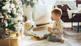 Un niño abre los regalos de Navidad / PEXELS