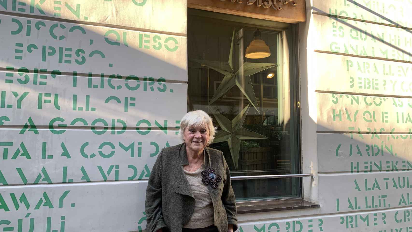 La restauradora barcelonesa Rosa Esteva en la puerta de su restaurante Mordisco en el pasaje de la Concepció / V.M.