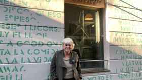 La restauradora barcelonesa Rosa Esteva en la puerta de su restaurante Mordisco en el pasaje de la Concepció / V.M.