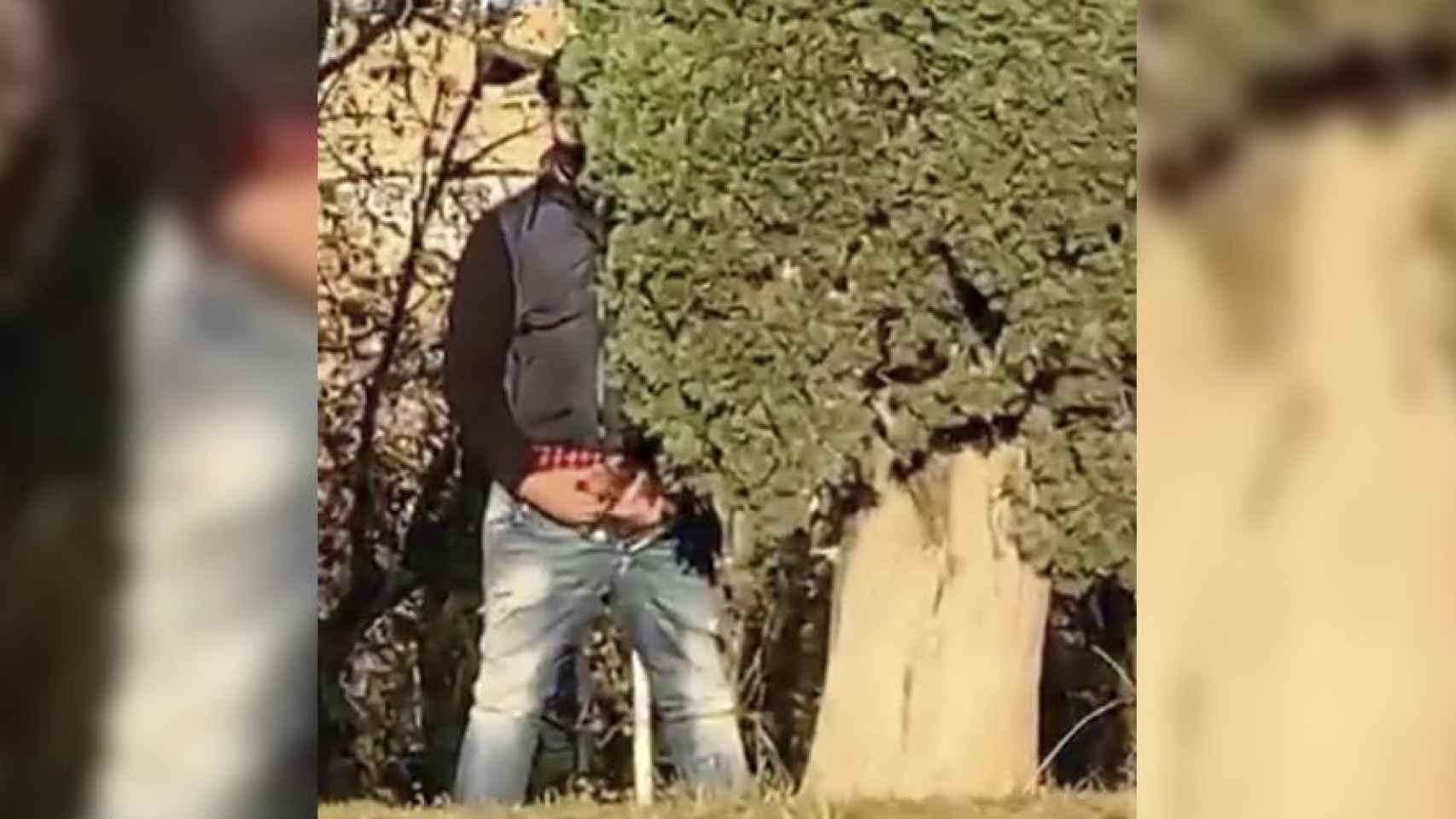 Captura de pantalla del vídeo del hombre masturbándose frente a unas menores en un parque de Barcelona / TWITTER - @floreroroto