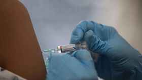Una enfermera inyecta la vacuna a un paciente / EUROPA PRESS