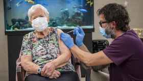 Una anciana, de 90 años, recibe su primera dosis de la vacuna Pfizer-BioNTech / EFE