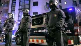 Agentes de los Mossos en un operativo en Barcelona / EFE