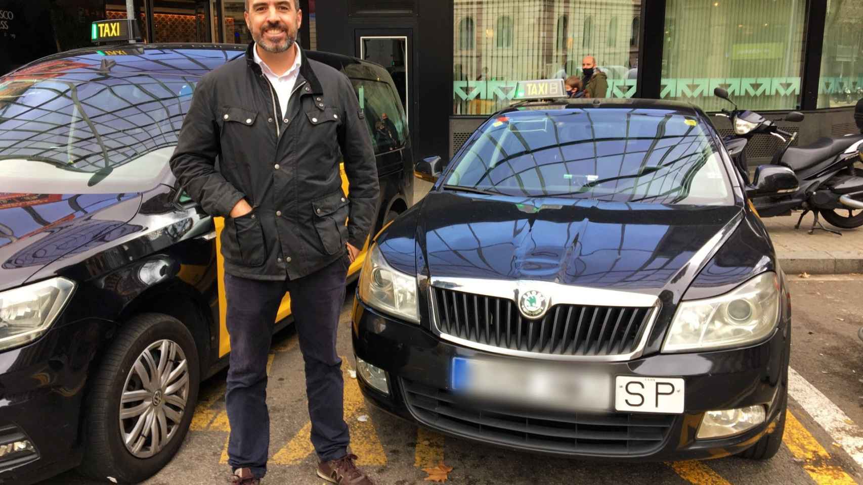 Jaime Sau junto a su taxi en Barcelona / RP