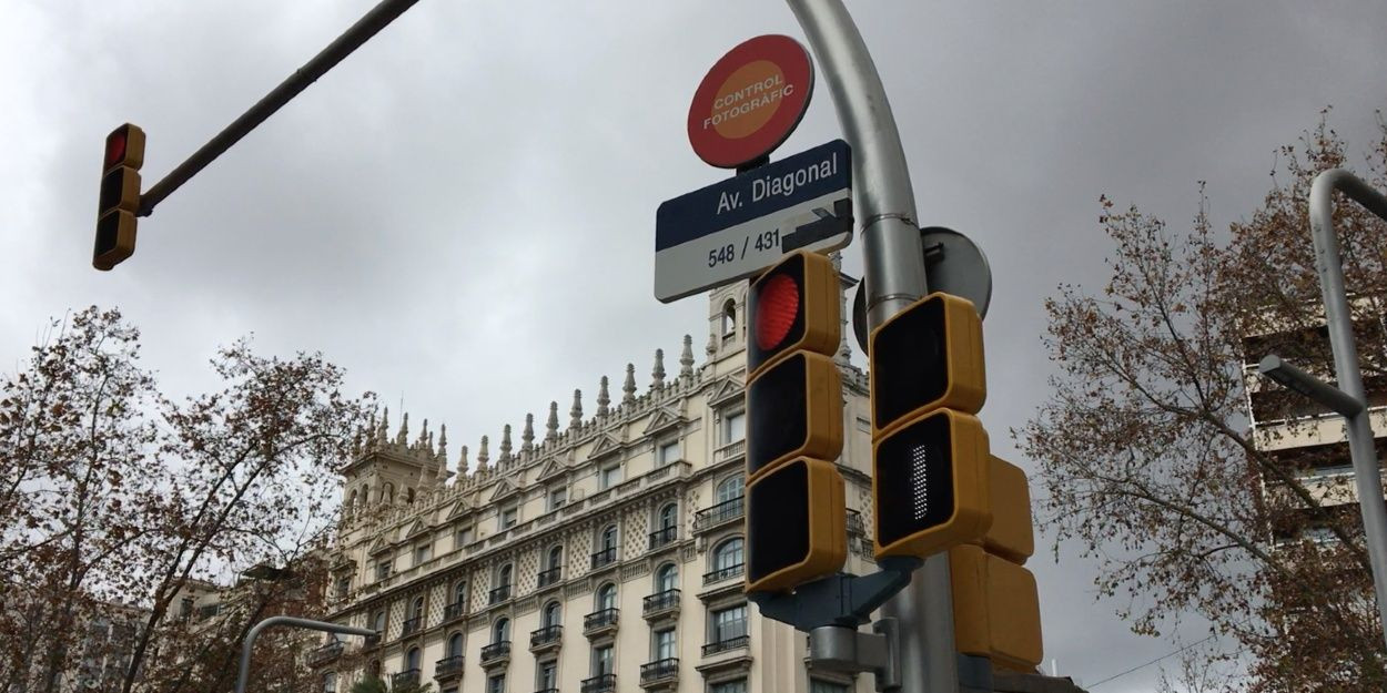 Un semáforo de Barcelona en una imagen de archivo / RP