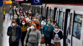 Usuarios del metro de Barcelona con mascarilla durante la pandemia / EFE – QUIQUE GARCÍA