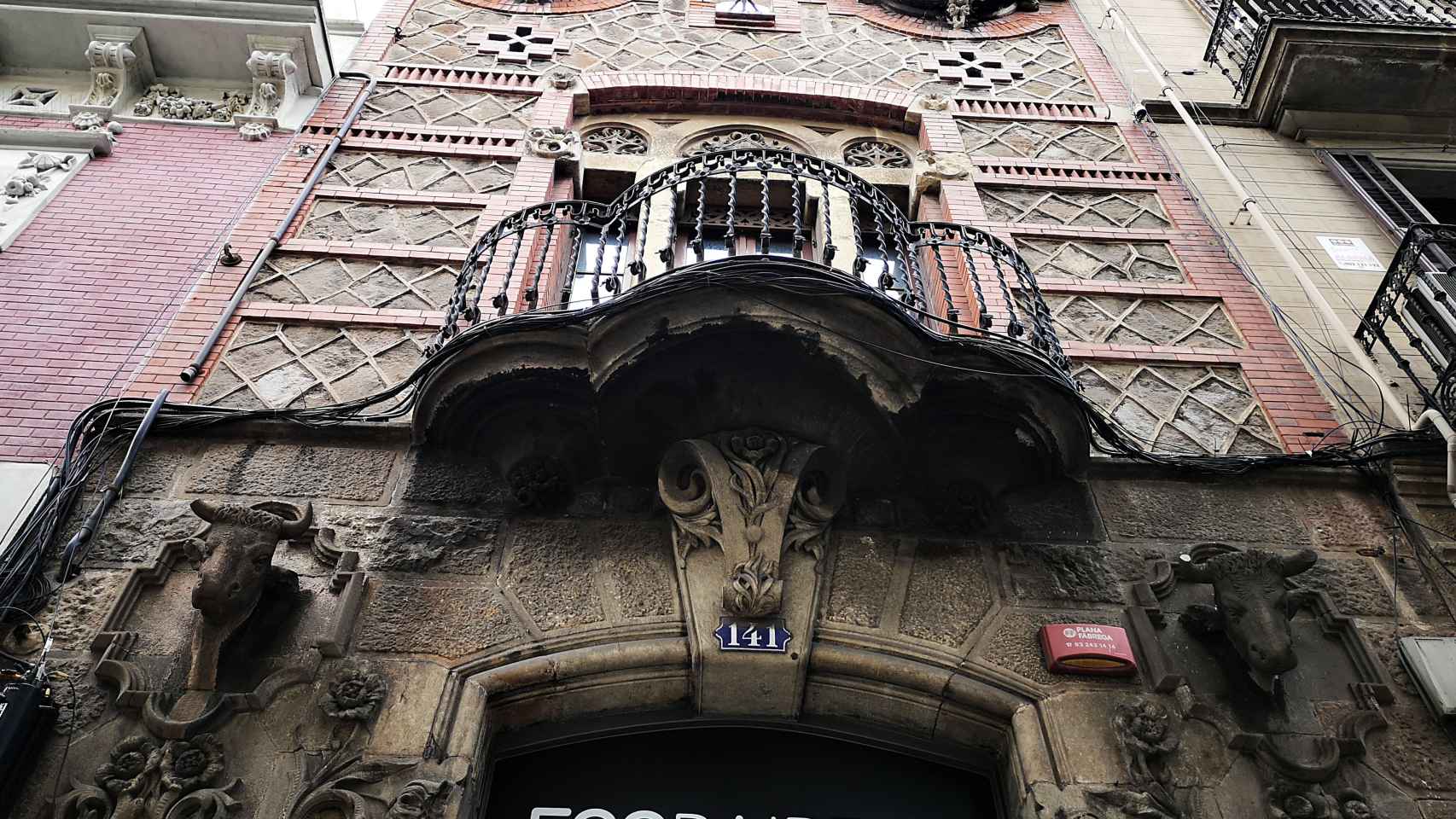 Imagen de la fachada de la antigua vaquería Benosa-Pau, en Sants / INMA SANTOS