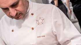 Jordi Artal, el chef propietario del Cinc Sentits, en la cocina de su restaurante / CINC SENTITS