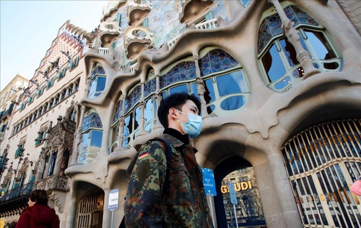 Un turista pasea por Barcelona con la mascarilla, en una imagen de archivo / EFE