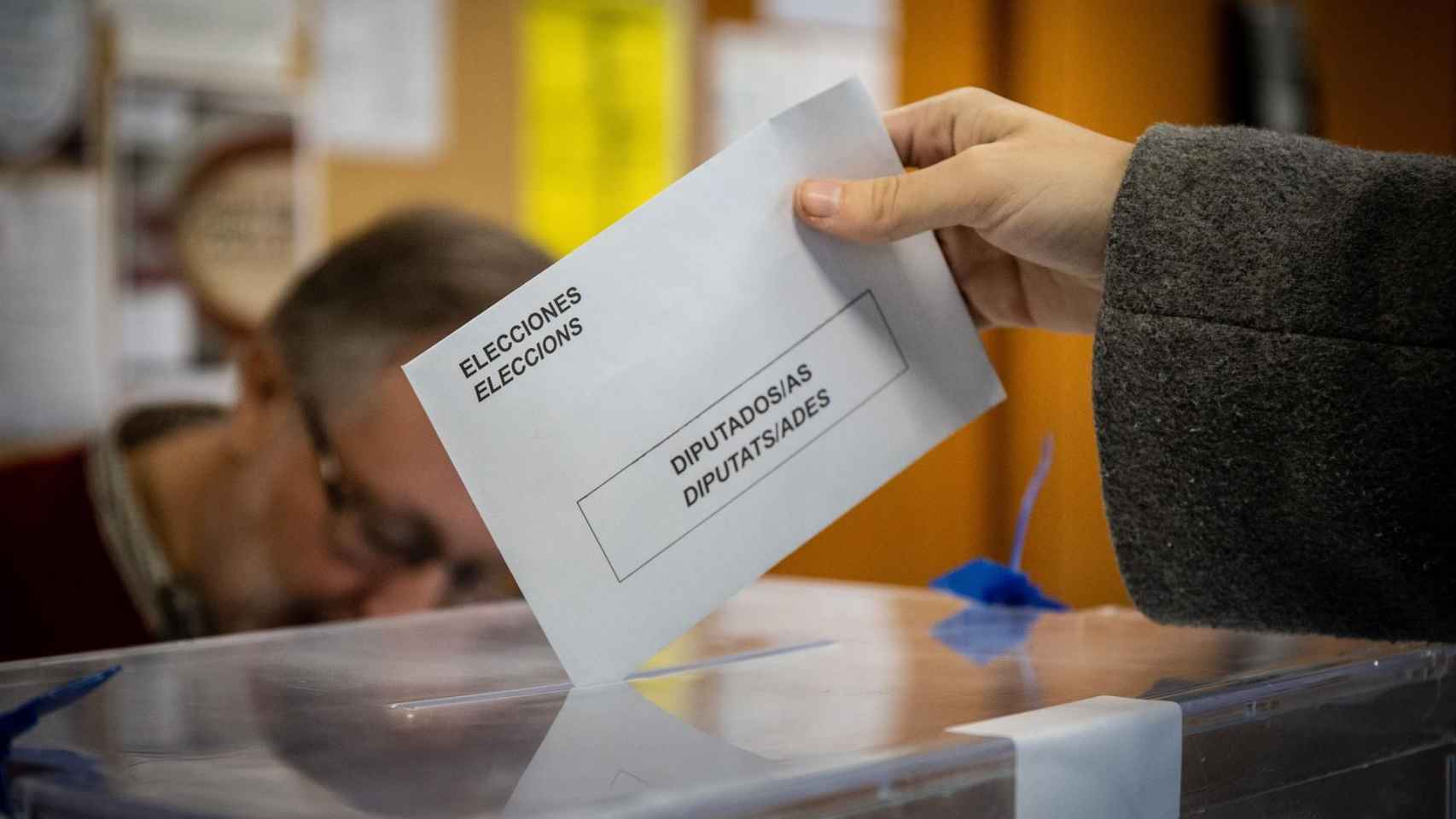 Un ciudadano diposita su voto durante las últimas elecciones al Parlament de Cataluña / EUROPA PRESS