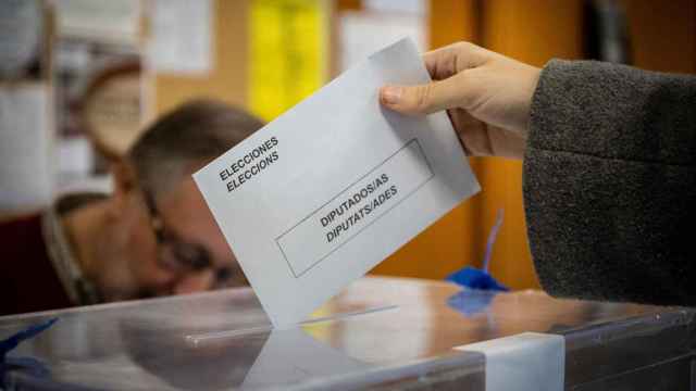 Un ciudadano diposita su voto durante las últimas elecciones al Parlament de Cataluña / EUROPA PRESS