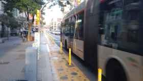 Un bus de TMB pasa junto al carril peatonal en calzada de Via Laietana, vacío / METRÓPOLI ABIERTA - JORDI SUBIRANA