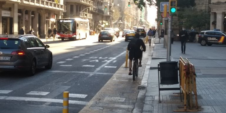 Una bicicleta y un patinete en el carril peatonal de Via Laietana / METRÓPOLI ABIERTA - JORDI SUBIRANA