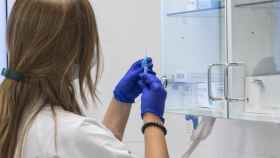 Una enfermera prepara una vacuna contra el coronavirus en Barcelona / EUROPA PRESS