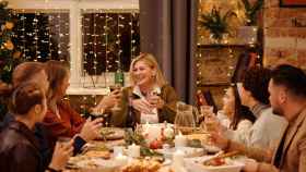 Una familia celebra la comida de Navidad / PEXELS