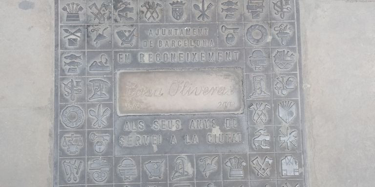La placa del Ayuntamiento de Barcelona, en la entrada de Casa Oliveras / METRÓPOLI ABIERTA - JORDI SUBIRANA