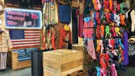 Interior del comercio Flamingos, especializado en la ropa de segunda mano / ARCHIVO