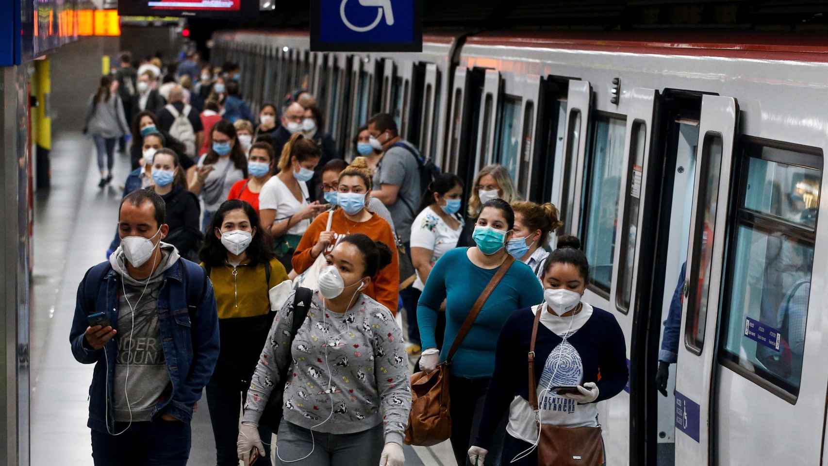Usuarios con mascarilla en el metro de Barcelona durante la pandemia / EFE – Quique García