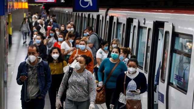 Usuarios con mascarilla en el metro de Barcelona durante la pandemia / EFE – Quique García