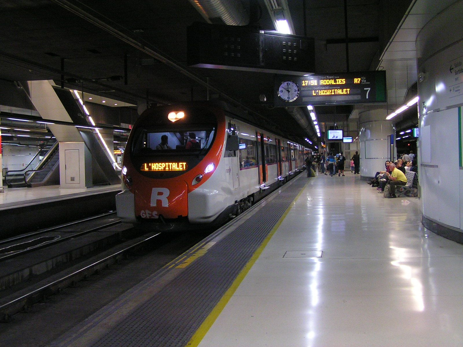 Un tren de Rodalies parado en una estación / RODALIES