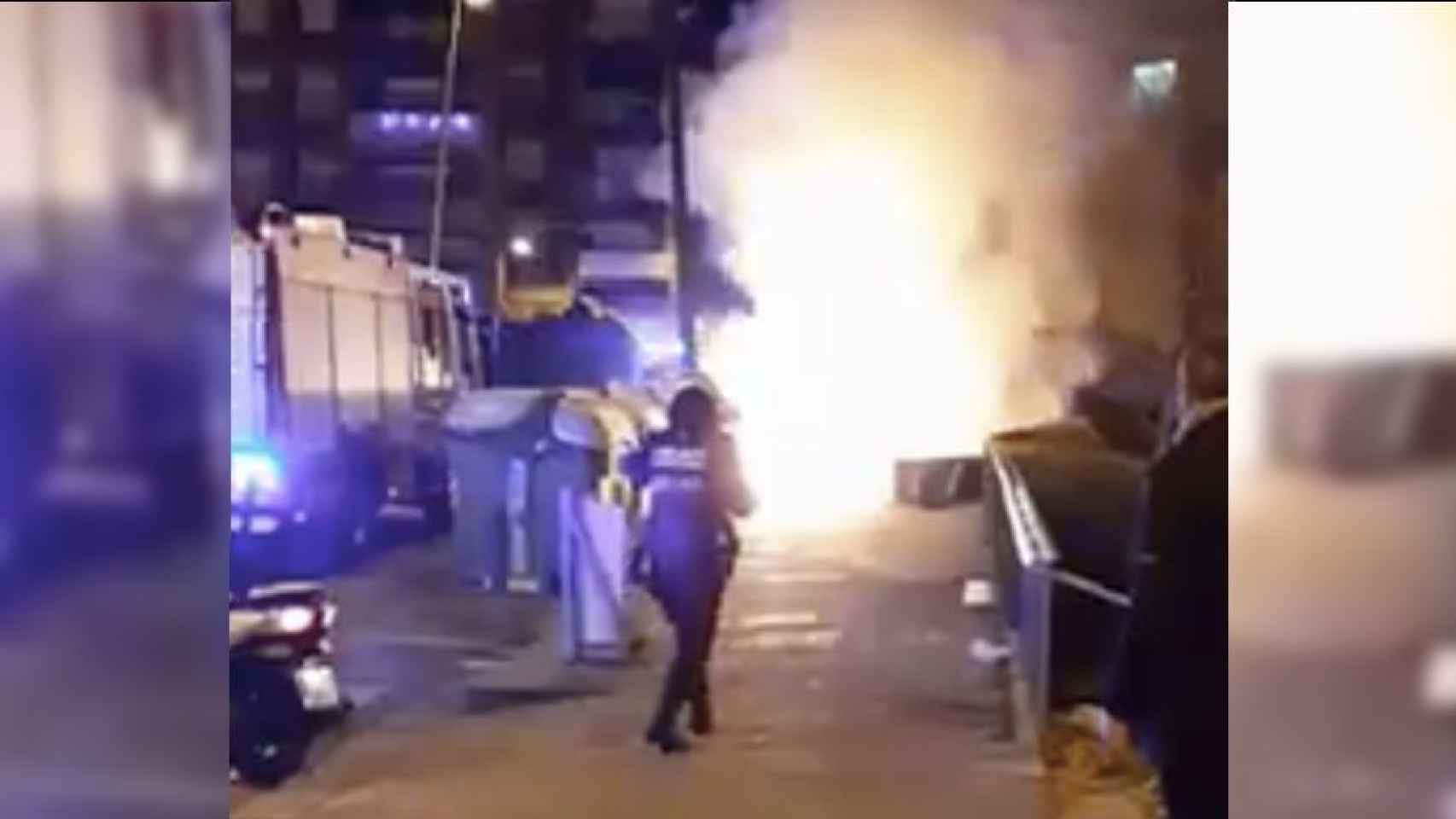 Incendio en unos contenedores en la calle Richard Strauss de Badalona / CEDIDA