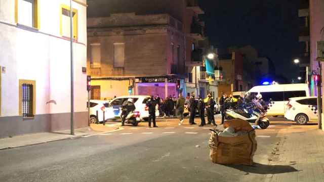 Agentes de la Guardia Urbana cerca del solar donde estaba la nave okupada / CEDIDA