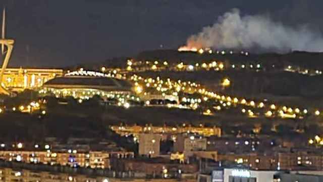 El fuego en la montaña de Montjuïc tras los fuegos artificiales / TWITTER @latorrecollons