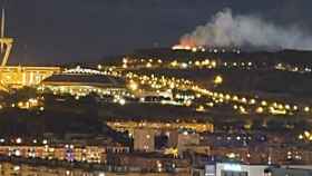 El fuego en la montaña de Montjuïc tras los fuegos artificiales / TWITTER @latorrecollons