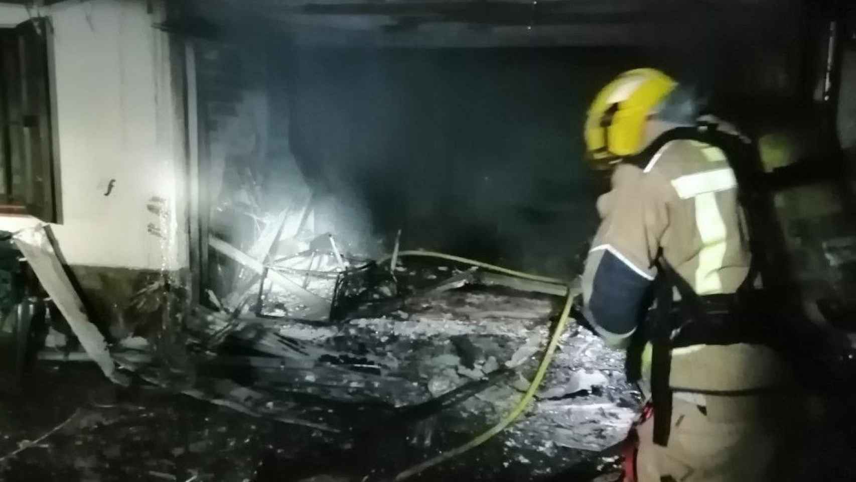 Bomberos de la Generalitat durante un incendio / TWITTER BOMBERSCAT