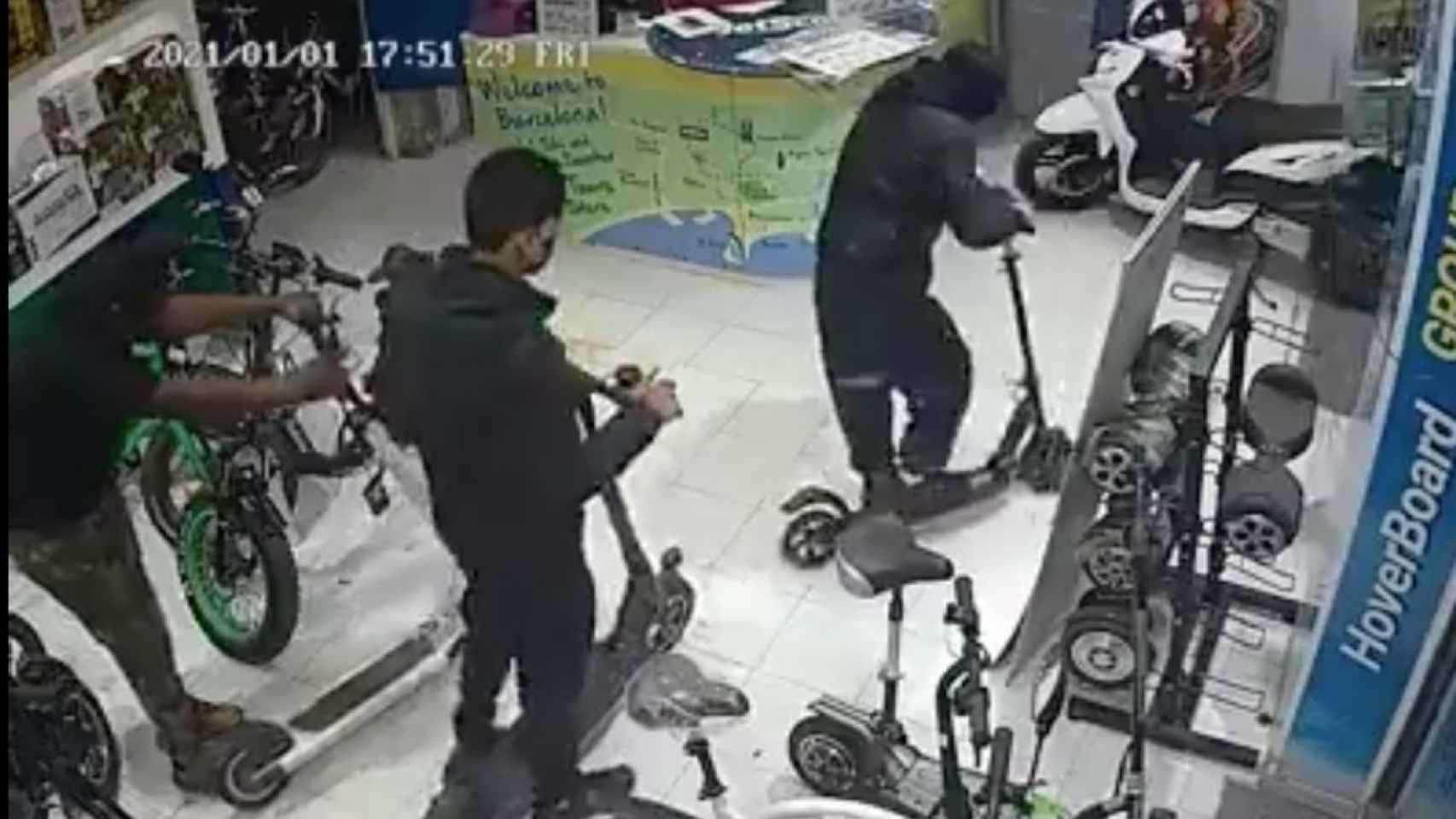 La cámara de seguridad capta a los ladrones mientras huían de la tienda / METRÓPOLI ABIERTA