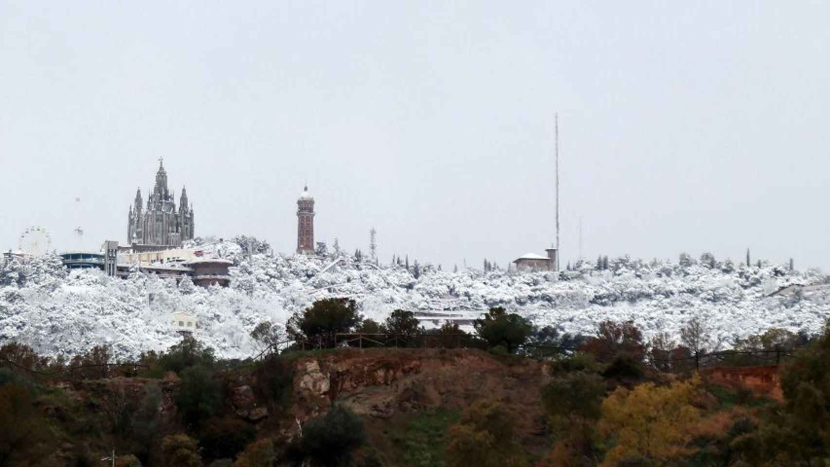 El Tibidabo, en Barcelona, con nieve en un imagen de archivo / METRÓPOLI - HUGO FERNÁNDEZ