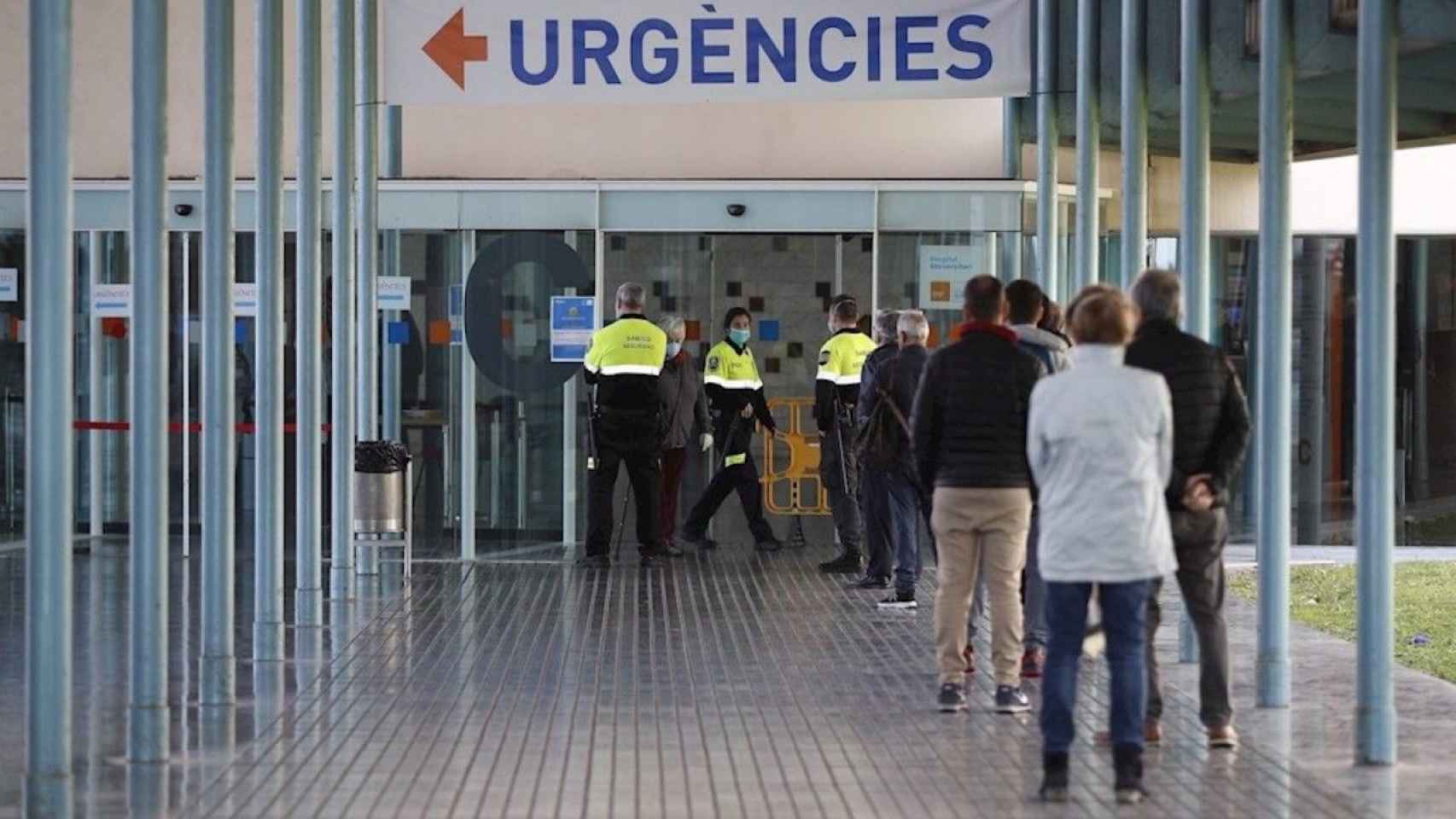 Acceso a la Urgencias del Hospital del Mar, uno de los centros hospitalarios descontrolados / EFE - ALEJANDRO GARCÍA