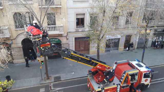 Los bomberos bajan al paciente en estado crítico al suelo / BOMBEROS BARCELONA