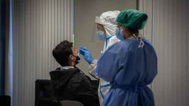 Un hombre recibe una prueba PCR en una imagen de archivo / EUROPA PRESS - David Zorrakino