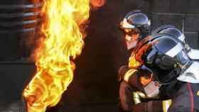 Los bomberos durante una intervención en un fuego / TWITTER BOMBERS DE BARCELONA - ALBERT GONZÁLEZ