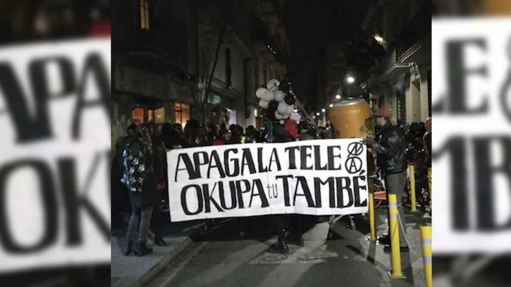Cabalgata ilegal por las calles de Gràcia contra las restricciones de la pandemia y a favor del movimiento okupa / METRÓPOLI ABIERTA