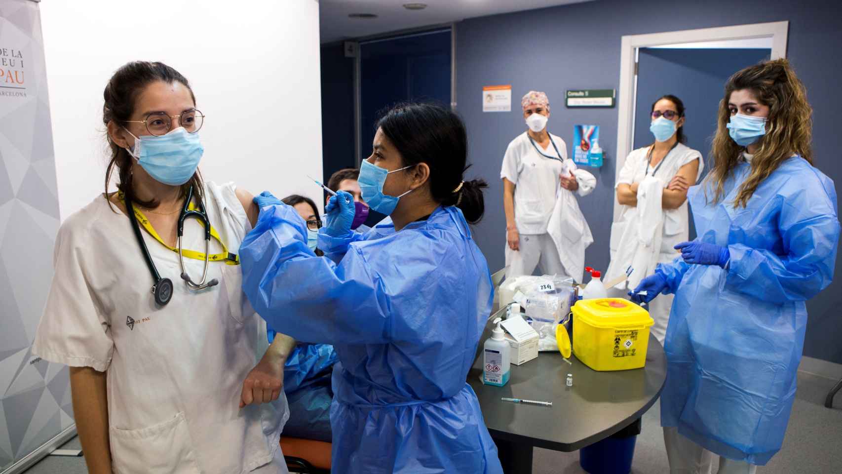 Vacunación del personal sanitario del Hospital de Sant Pau / EFE – Quique García