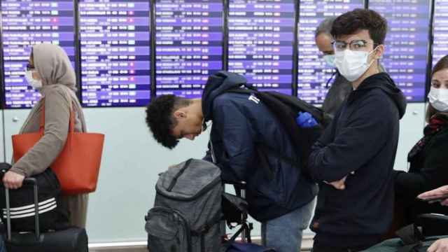 Pasajeros con mascarilla en el Aeropuerto de Barcelona-El Prat / EFE