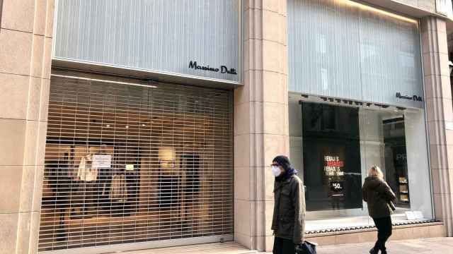 Exterior del comercio de Massimo Dutti en Barcelona / M.A.