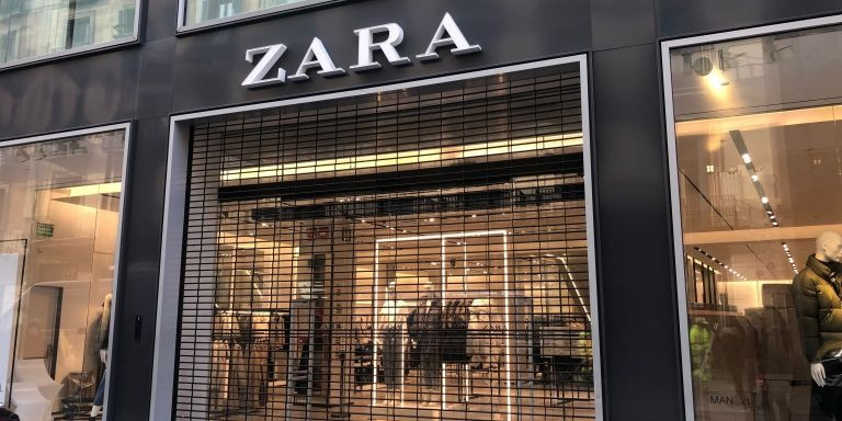 Tienda de Zara, en el paseo de Gràcia, cerrada / EFE