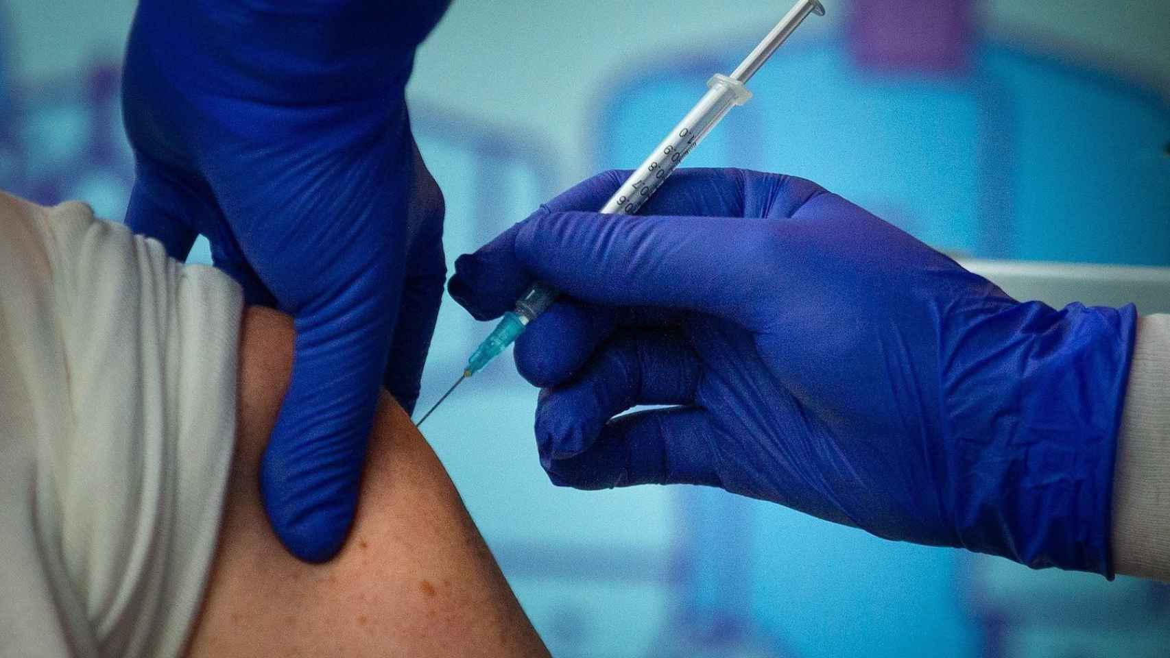 Una persona es vacunada en una residencia de Badalona (Barcelona) / EFE - ENRIC FONTCUBERTA