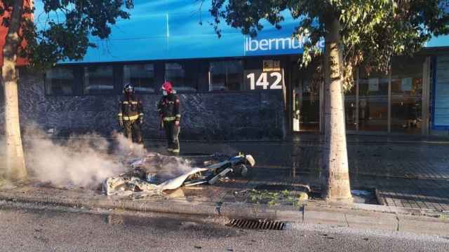 Contenedor incendiado en Barcelona / AJ BCN