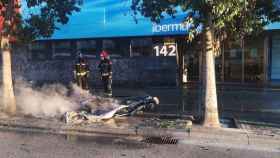 Contenedor incendiado en Barcelona / AJ BCN