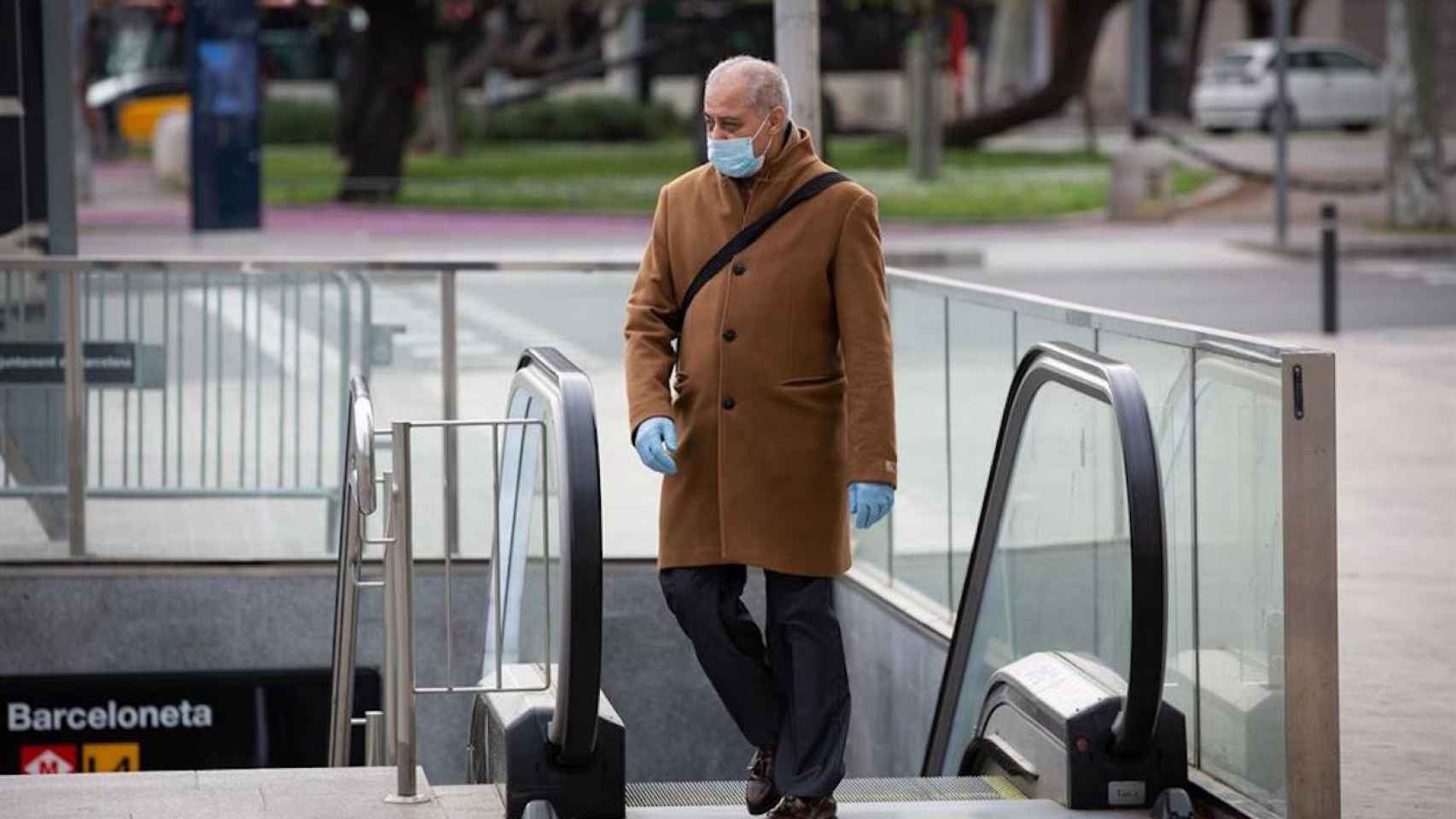 Un hombre, con la mascarilla a la salida de una parada del Metro en Barcelona / EUROPA PRESS